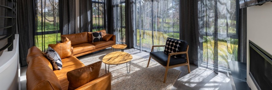 A room with a couch and a coffee tableAI-generated content may be incorrect.